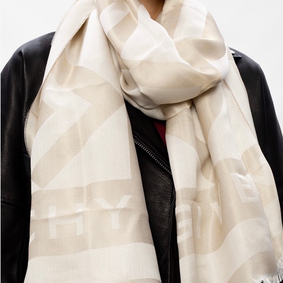 SOLD ❣️✨ Authentic BNWT Gold tone Givenchy scarf/ shawl ✨ - Picture 4 of 13